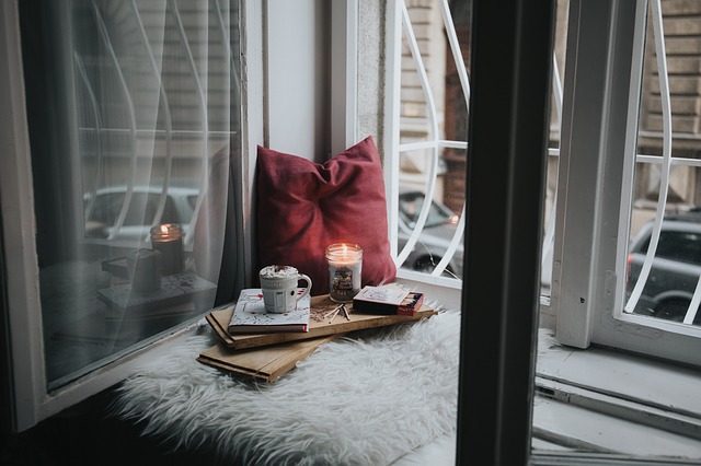 svíčka a káva v okně.jpg