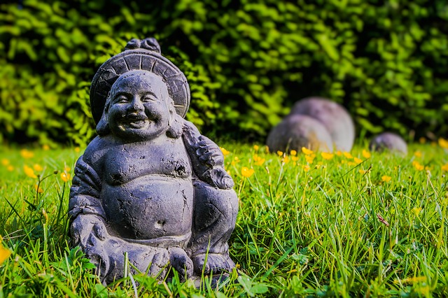 buddha na trávníku