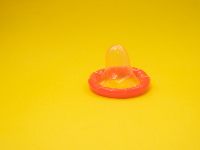 srolovaný kondom